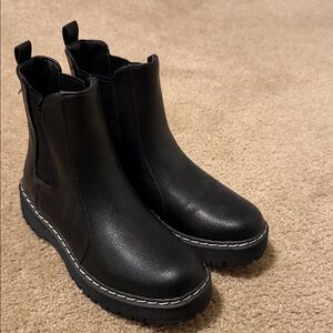 Chic Black Ankle Boots with Contrast Stitching